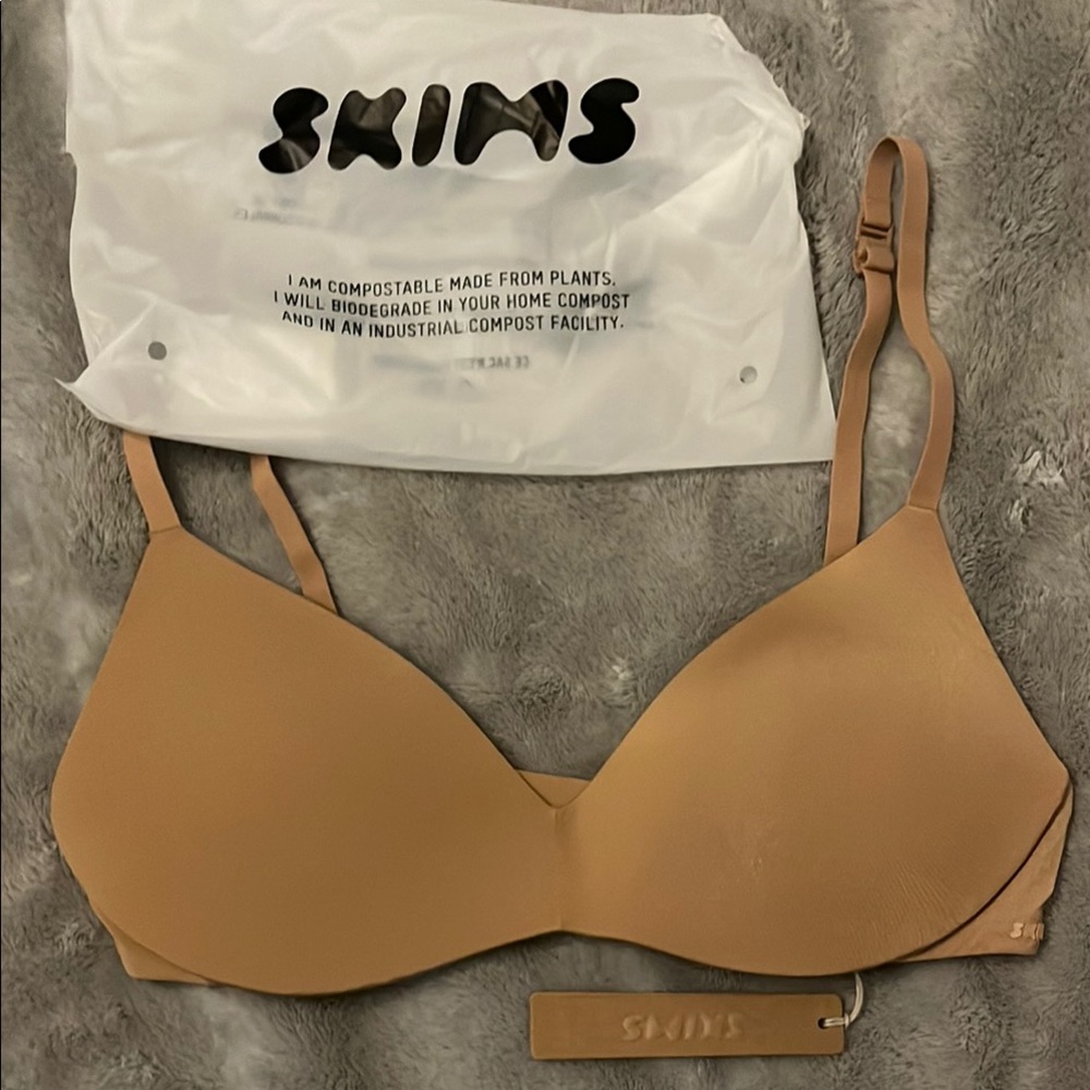 SKIMS WIRELESS FORM PUSH-UP PLUNGE BRA
OCHRE / 32 / B